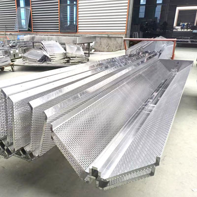 طلاء الألومنيوم المثقوب أو ألواح السقف الأنيقة قابلة للتخصيص قطع بالليزر أو CNC النماذج المثقوبة أو التثبيتات